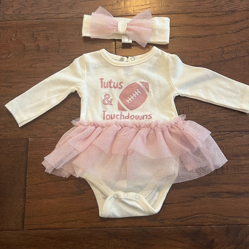 Baby Girl Super-bowl Tutu Outfit! 0-3 Month. Worn for 2 minutes. Matching Bow.